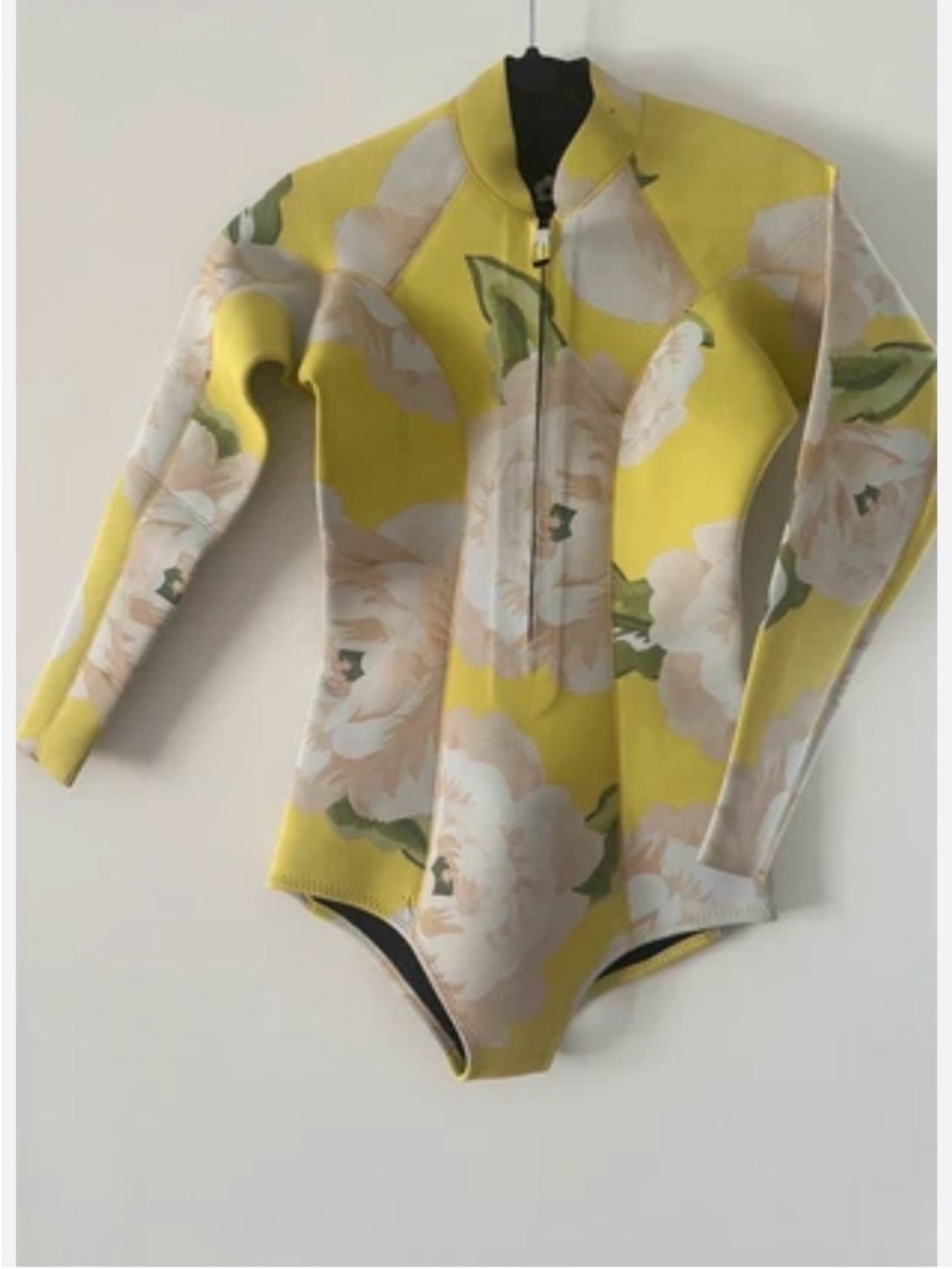 John De Menina Roda Amarelo Flash x FARM Rio  RARE yellow floral wet suit s
